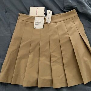 Aritzia brand new with tags size 4 pleated skirt.